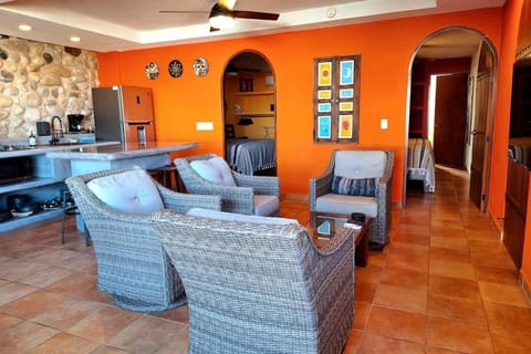 TV and multimedia, Kitchen or kitchenette, Living room, Seating area, Dining area
