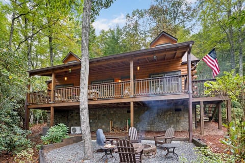 Deck, Fire Pit and Game Room! Wooded Cashiers Escape House in Lake Glenville
