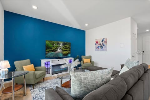 TV and multimedia, Living room, Seating area, fireplace, furniture