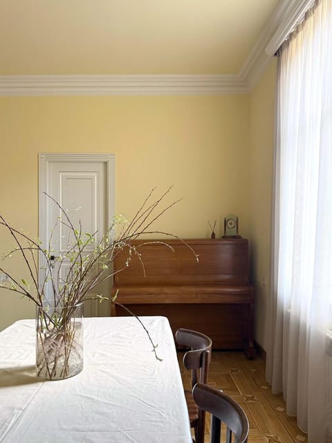 Living room, Photo of the whole room