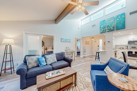 Kitchen or kitchenette, Living room, Seating area, stove