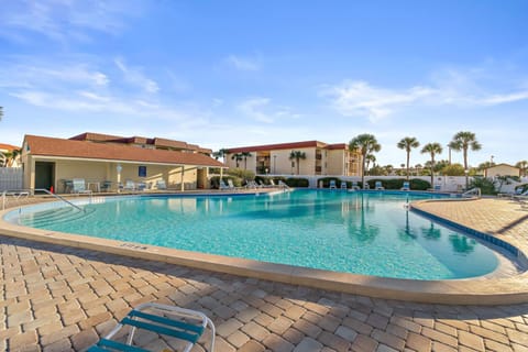 Property building, Day, Pool view, Swimming pool, Swimming pool, sunbed