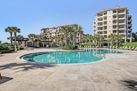 Property building, Day, Swimming pool