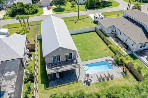 Property building, Day, Bird's eye view, Pool view, Swimming pool