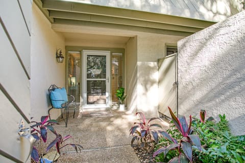Property building, Facade/entrance, Day