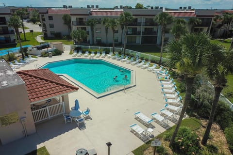 Property building, Swimming pool, Swimming pool, sunbed