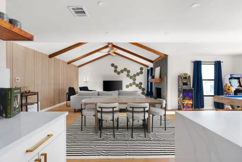 TV and multimedia, Living room, Seating area, Dining area