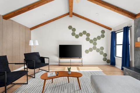 Luxury 5BR w Hot Tub, Fire Pit & Game Room House in Austin