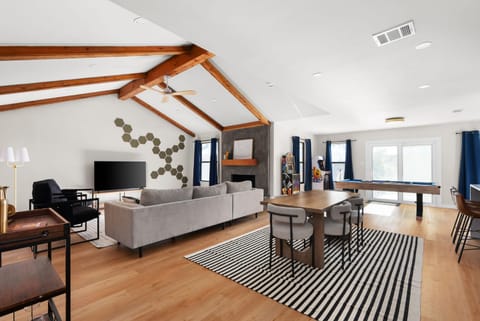 TV and multimedia, Living room, Evening entertainment