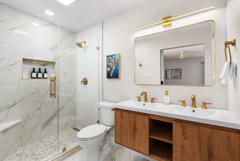 Toilet, Bathroom, towels