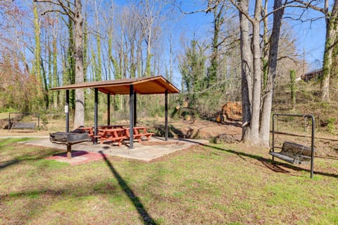 Less Than 3 Mi to Downtown Greenville! Convenient 2BR Home House in Greenville