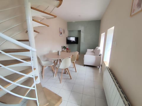 TV and multimedia, Living room, Seating area, Dining area