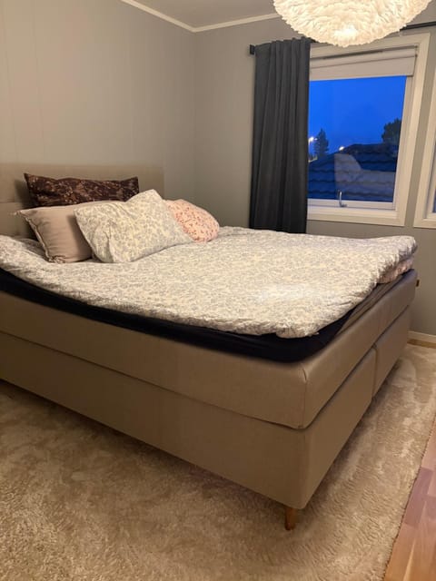 Soverom med enkelseng på vakre Senja Vacation rental in Nordland, Norway