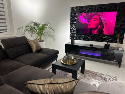 Communal lounge/ TV room, TV and multimedia, Living room, Seating area