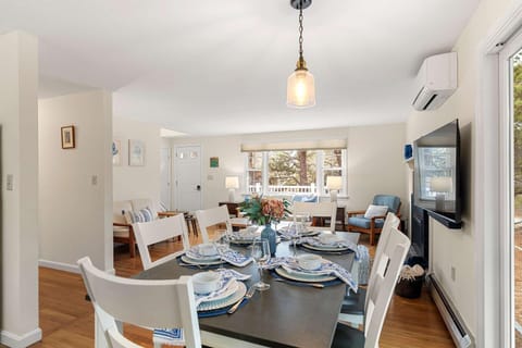 Steps to the beach Hot Tub Entertainment Suite House in North Eastham