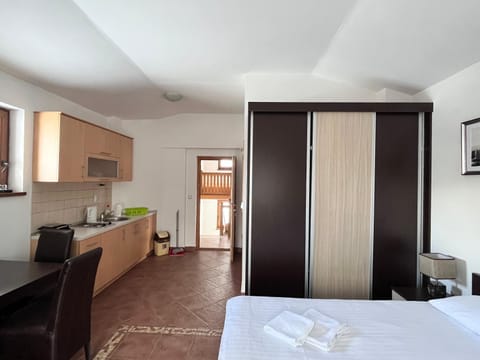 Bed, Kitchen or kitchenette, Bedroom, pet friendly, stove, towels