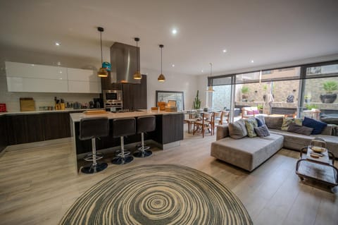 Kitchen or kitchenette, Seating area, Dining area