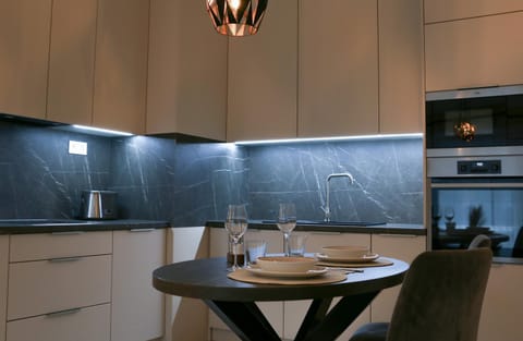 Kitchen or kitchenette, Dining area