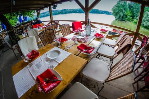 Restaurant/places to eat, Neighbourhood