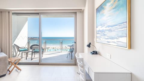Balcony/Terrace, Living room, Seating area, Beach