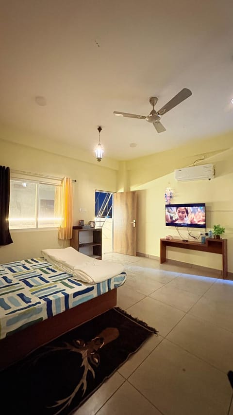 Bed, TV and multimedia, Photo of the whole room
