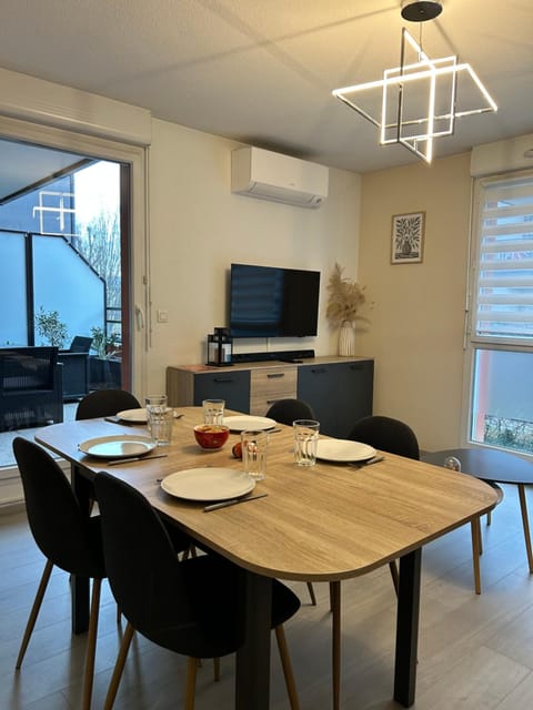 TV and multimedia, Living room, Seating area, Dining area