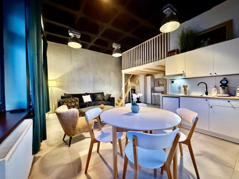 Coffee/tea facilities, Kitchen or kitchenette, Living room, Dining area, stove