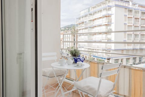 Property building, View (from property/room), Balcony/Terrace, Living room, Seating area, Dining area