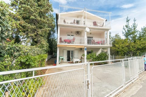Property building, Patio, Facade/entrance, Day, BBQ facilities, View (from property/room), Balcony/Terrace