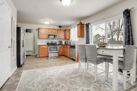 Spacious Family Getaway with Yard in Kalamazoo! House in Kalamazoo
