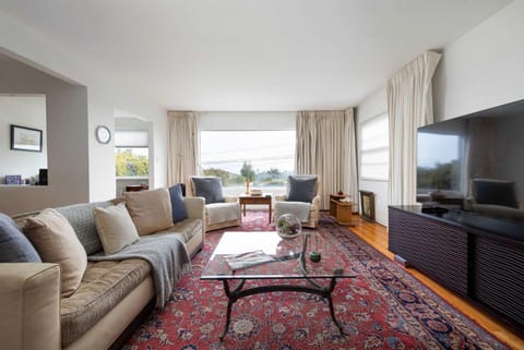 Water & Downtown Views Close to beach Villa House in Sunset Cliffs