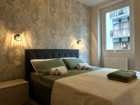 Bedroom, towels