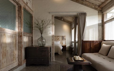 Photo of the whole room, furniture