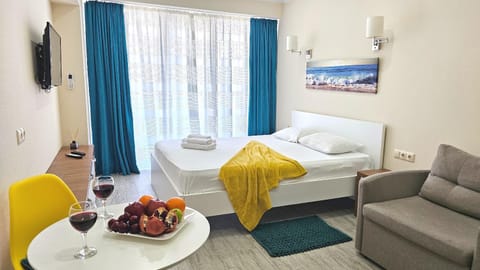 Bed, TV and multimedia, Living room, Photo of the whole room, Seating area, Dining area, Bedroom