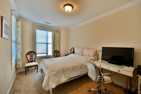 Bed, TV and multimedia, Bedroom