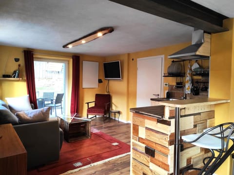 TV and multimedia, Kitchen or kitchenette, Living room, Seating area