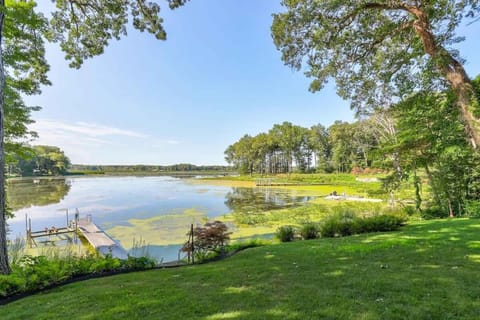 The SaugaBuck House - River Front Lux Home with Hot Tub - Family Friendly House in Saugatuck