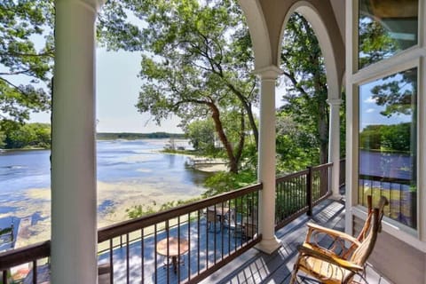 The SaugaBuck House - River Front Lux Home with Hot Tub - Family Friendly House in Saugatuck
