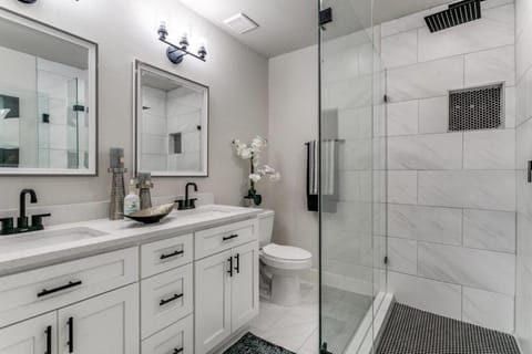 Stunning Modern Contemporary4BR Home Near Galleria House in Farmers Branch