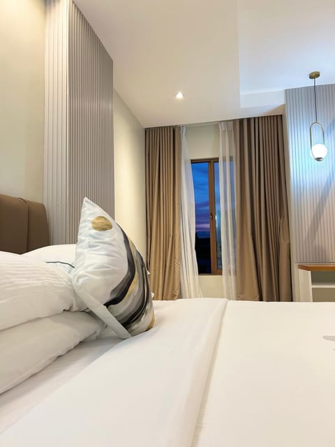 Bed, Living room, Photo of the whole room, Seating area, Bedroom