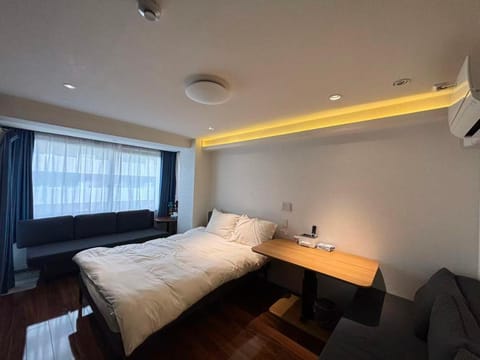 Bed, TV and multimedia, Photo of the whole room, Seating area, Bedroom