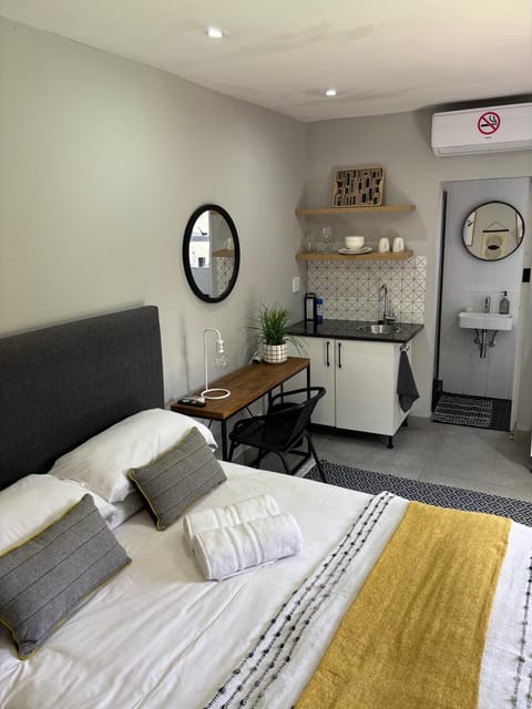 Bed, Kitchen or kitchenette, Photo of the whole room, Bedroom, air conditioner