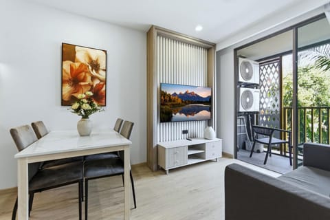 TV and multimedia, Living room, Evening entertainment