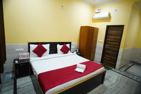 Photo of the whole room, Bedroom, wardrobe, air conditioner