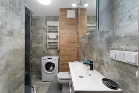 Shower, Bathroom, towels, washing machine