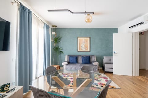 TV and multimedia, Living room, Seating area, Dining area, Evening entertainment, air conditioner