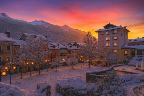 Property building, Nearby landmark, Day, Natural landscape, Winter, Mountain view, Sunrise, Sunset