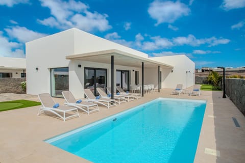 Shower, BBQ facilities, Minigolf, Solarium, Table tennis, Balcony/Terrace, Seating area, Pool view, Swimming pool, Swimming pool, Parking, heating, internet, sunbed, towels, air conditioner