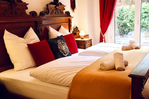 Bed, Day, Balcony/Terrace, Balcony/Terrace, Photo of the whole room, Decorative detail, Decorative detail, Bedroom, towels