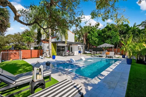 Property building, Patio, Day, Garden, Garden view, Pool view, Swimming pool, sunbed